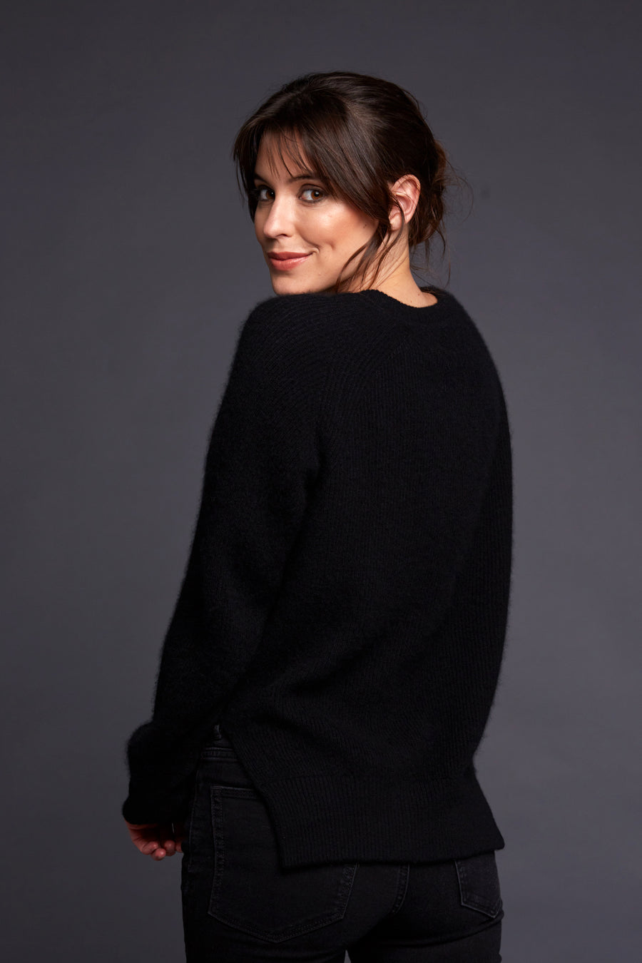 pine cashmere betsy trendy women's 100% pure cashmere crewneck sweater in black