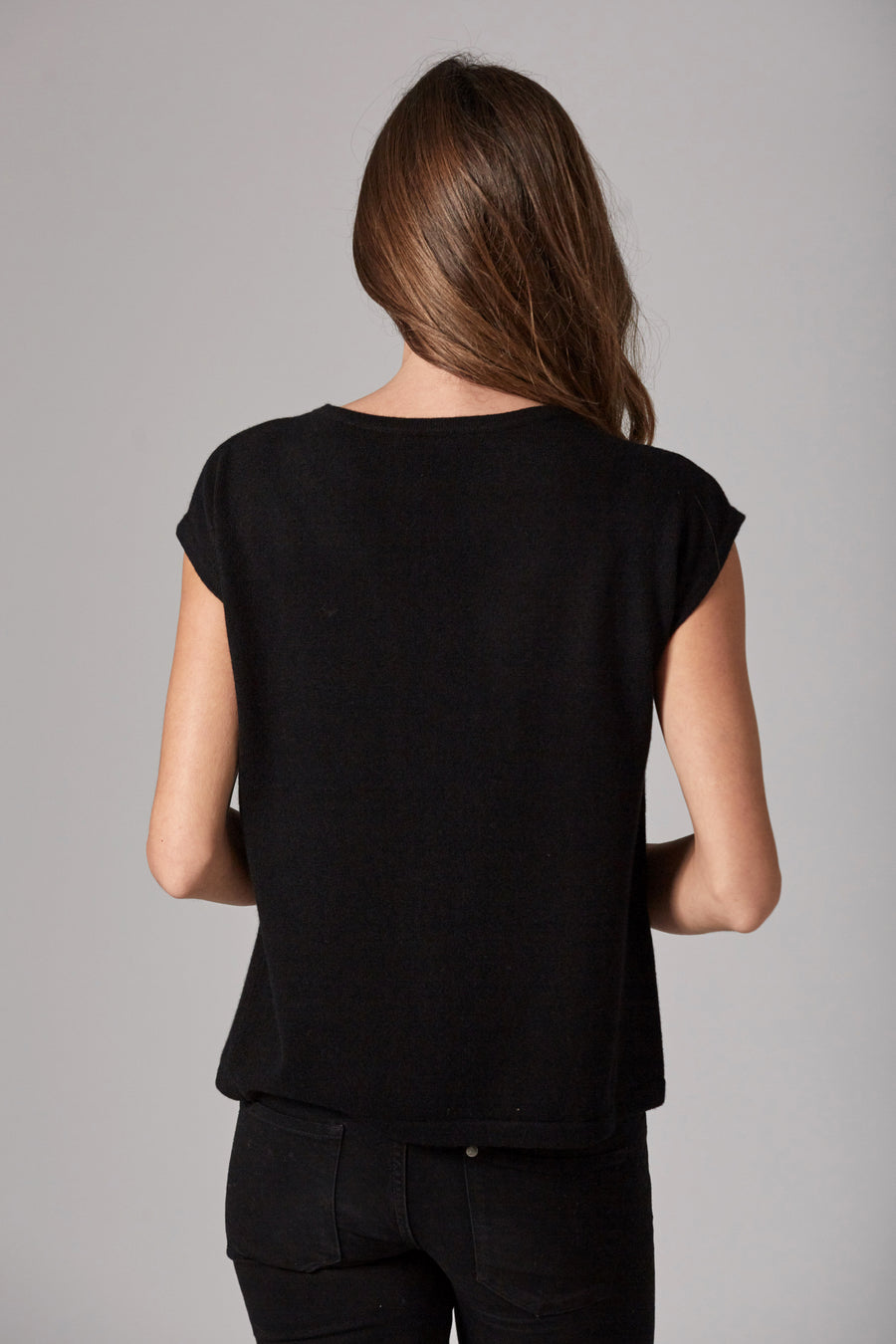 pine cashmere hailey sleeveless women's 100% pure cashmere crewneck top in black