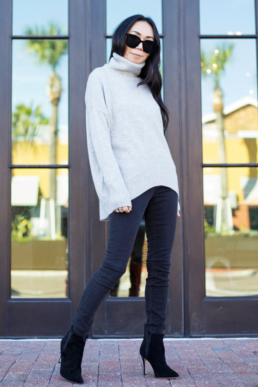 pine cashmere women's turtleneck sweater with long sleeve and relaxed trendy fit  in grey color made with high quality 100% pure organic cashmere