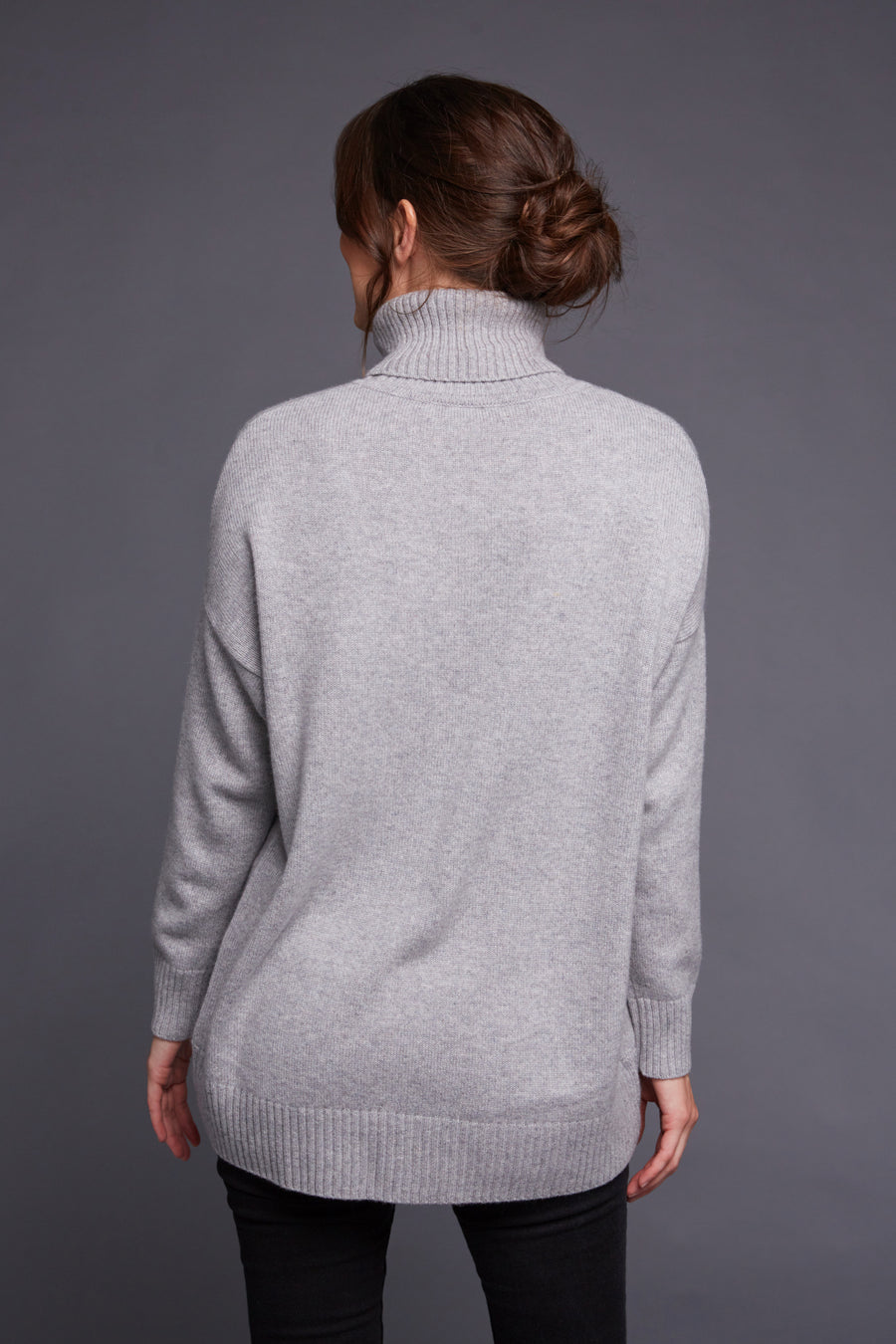 pine cashmere women's turtleneck sweater with long sleeve and relaxed trendy fit  in grey color made with high quality 100% pure organic cashmere